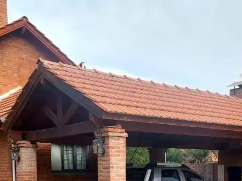 Casa con Quincho y Pileta en Venta Centro Merlo