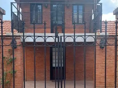 Casa + quincho con pileta – Céntrico
