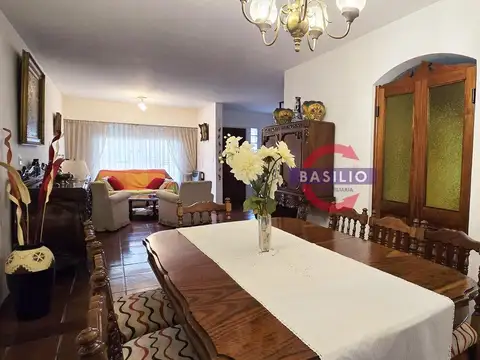 VENTA MUY BUEN DÚPLEX CON COCHERA Y JARDÍN EN VILLA ADELINA