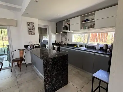 Casa 5 ambientes con 2 baños