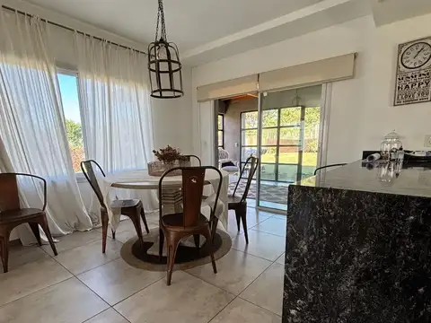 Venta de Casa en Barrio Privado Santa Elena, Pilar del Este