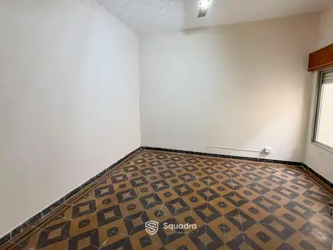 VENTA - Departamento de pasillo de 4 dormitorios con patio  - Barrio Arroyito, Rosario.