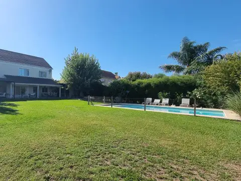 Casa en Venta con 2 cocheras