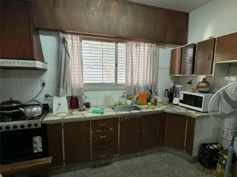 Casa 9 ambientes con 2 baños