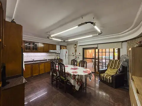 Casa 9 ambientes con 6 baños