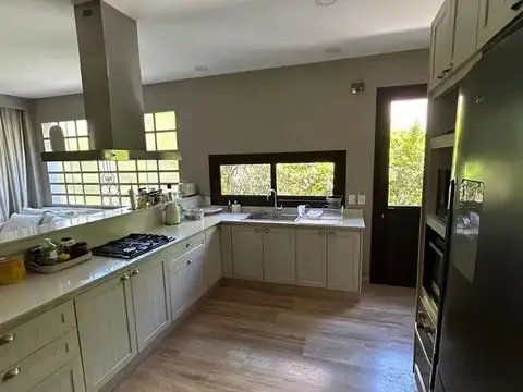 Casa en Alquiler con 4 cocheras