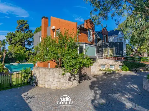 Casa 5 ambientes con 5 baños