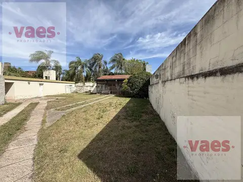 Casa 8 ambientes con 2 baños