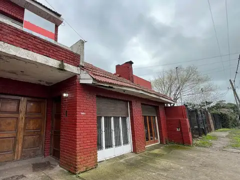 Casa a reciclar 4 ambientes Permuta Camet