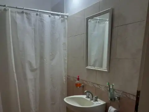 CASA INTERNA CON JARDÍN Y ENTRADA VEHICULAR