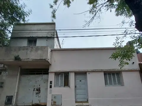 CASA EN VENTA LA PLATA TIPO PH A REFACCIONAR