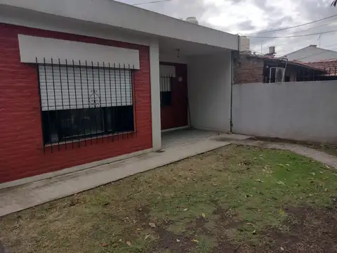 CASA 3 AMBIENTES ENTRADA DE COCHE PASANTE - FONDO LIBRE 30 METROS