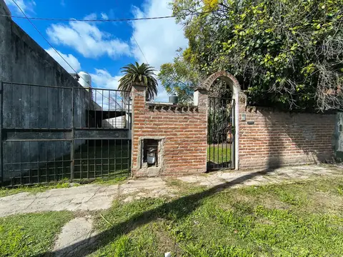 CASA ANTIGUA S/LOTE DE 341m2 - FONDO C/PISCINA - VILLA CLUB