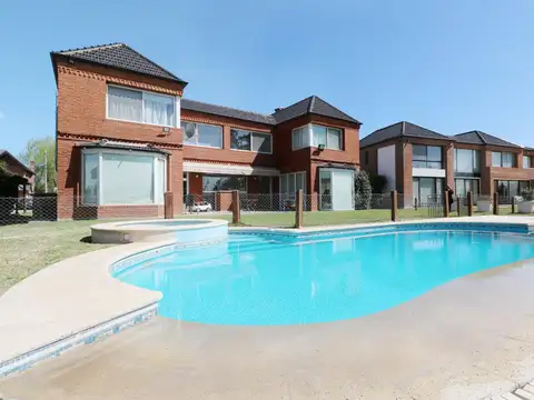 VENTA CASA CINCO AMB.  JARDIN PISCINA QUINCHO