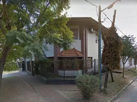 Excelente propiedad en dos plantas en Bernal Oeste. Acepta FINANCIACION