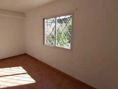 VENTA CASA DOS DORMITORIOS CON COCHERA