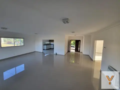Casa 8 ambientes con 4 baños