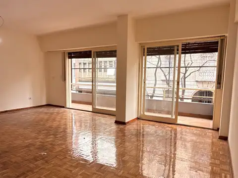 5 Ambientes con Balcón, Patio Propio y Cochera | Amplio, Luminoso y en Muy Buen Estado