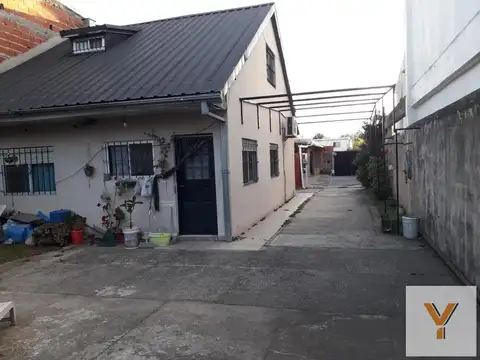 Casa en venta - 4 Dormitorios 2 Baños - Quilmes Oeste