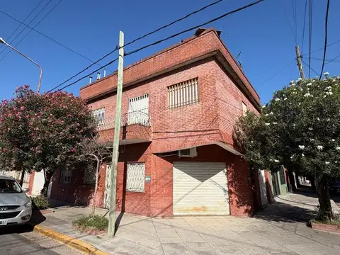 Alquiler PH de 7 ambientes con garaje, patio cubierto y terraza – Sin expensas – Lomas del Mirador