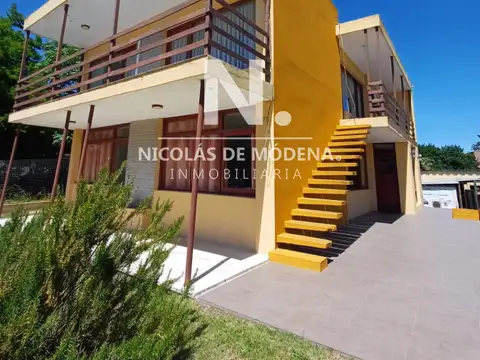 Casa de dos plantas a metros de Playa Mansa en venta