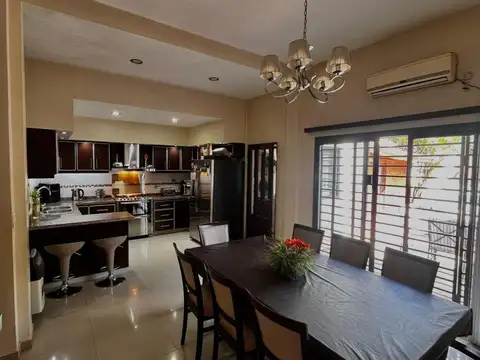 Casa en Lote Propio de 10 X 42 con Piscina y Quincho
