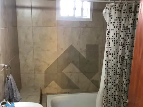 VENTA DE CASA CON CABAÑA Y PILETA EN HUGHES