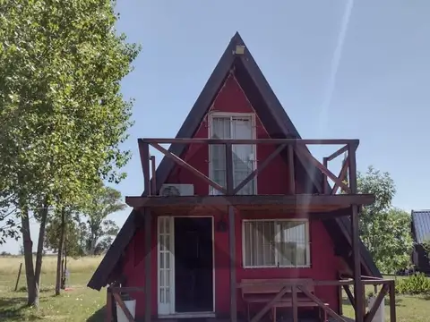 VENTA DE CASA CON CABAÑA Y PILETA EN HUGHES