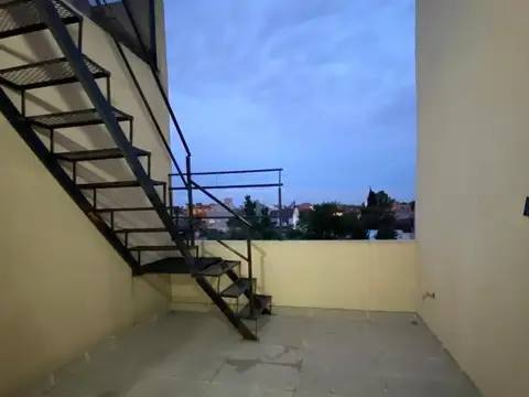 Venta de PH de 6 ambientes con terraza en Lomas del Mirador.