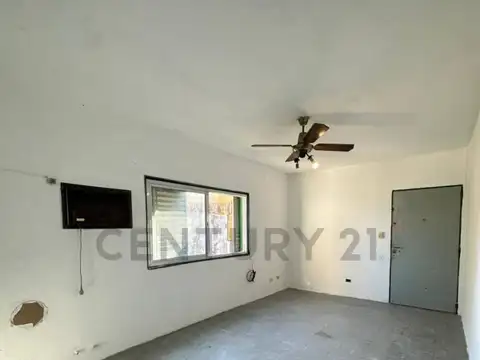 3 y 422 100, Piso 0