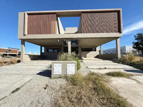 Casa en Alquiler con 2 cocheras