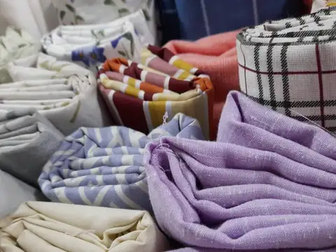 Avenida Hipólito Yrigoyen entre Avenida Fernando de Arenaza y San Lorenzo