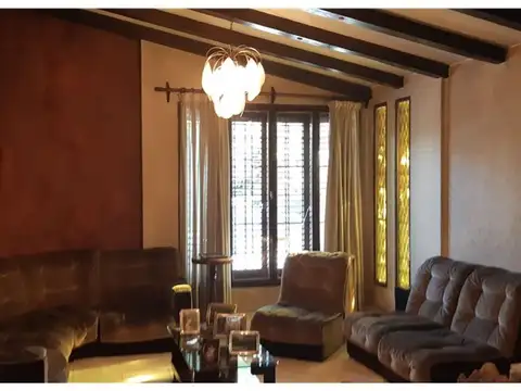 Casa 5 ambientes con 4 baños