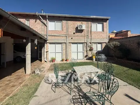 Casa de 3 dormitorios con quincho y departamento