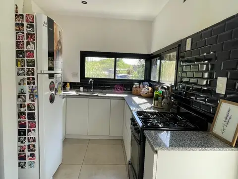 Casa 4 ambientes con 2 baños