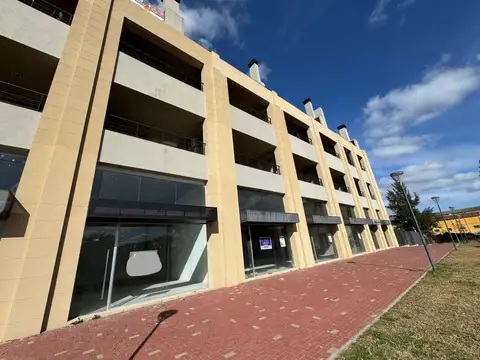 Local con vista lateral al río