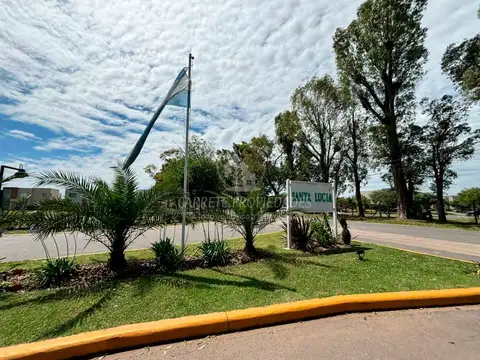 OPORTUNIDAD!.Casa en venta 4 amb. y fondo a verde. Barrio Santa Lucia. Pilar 100