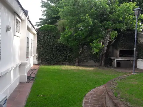 4 DORMITORIOS, 1 PLANTA , JARDIN Y PILETA, frente a la Plaza San Jose