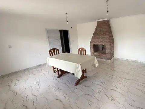 Casa 6 ambientes con 2 baños