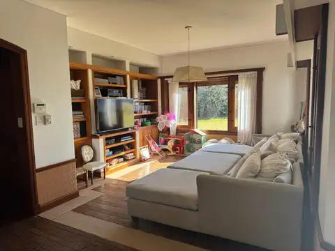 Casa en Alquiler con 4 cocheras