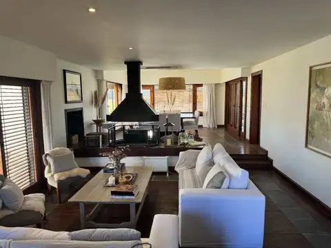 Club de Polo Centauros, calle Gonzalo Tanoira s/n y Ruta 100