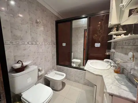 Casa 6 ambientes con 2 baños