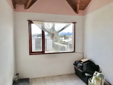 Casa cinco ambientes con entrada pasante de auto y amplio jardín libre.