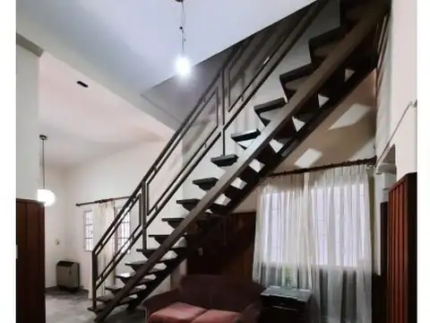 Casa 7 ambientes con 2 baños