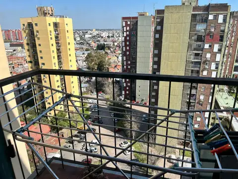Departamento tres ambientes en el piso  15 al frente