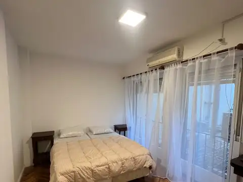 Lavalle al 1500 y Montevideo. Piso 2. Lateral. Monoambiente recién reciclado. 30 m2 totales y cubiertos. Muy luminoso. Cocina independiente. Conexión lavarropas. Tiene gas. Apto profesional.