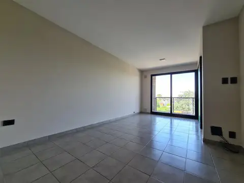GRAN SEMIPISO DE DOS DORMITORIOS, ESCRITORIO, DOS BAÑOS, DOS BALCONES con placares, cocina instalada