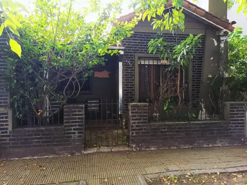 CHalet 3 Amb. Lote Propio. Fondo libre. Garage A RECICLAR