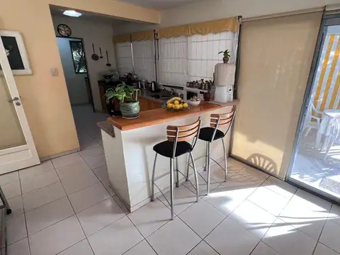Casa 7 ambientes con 2 baños