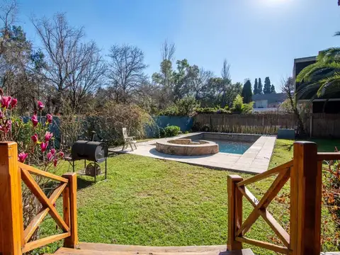 Casa en Venta con 3 cocheras